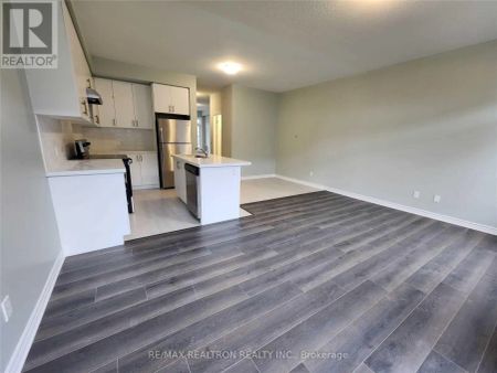 8 ROYAL COLLECTION WAY - Photo 3