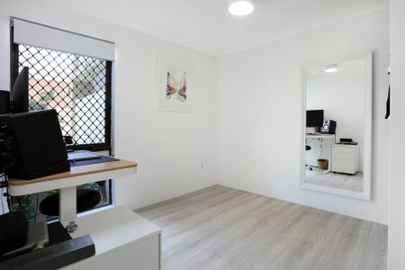RENOVATED GROUND FLOOR UNIT IN MERMAID WATERS - Photo 4