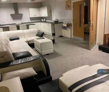 3 bedroom flat to rent - Photo 5
