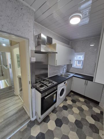 3 Bed Flat, Dersingham Avenue, E12 - Photo 5