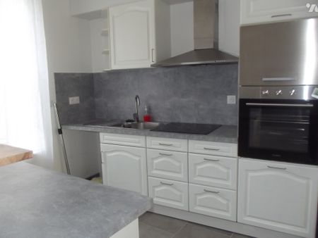 A LIANCOURT MAISON DE VILLE Composé d'une entrée sur une pièce principale avec - Photo 3