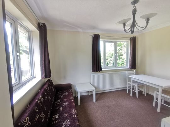 Oaklands 3 - Photo 1