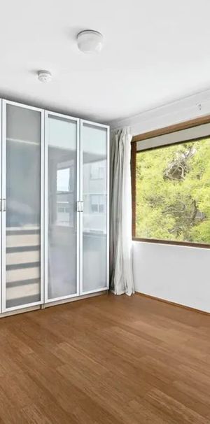 Private Top-Floor Apartment with Village Convenience - Photo 1