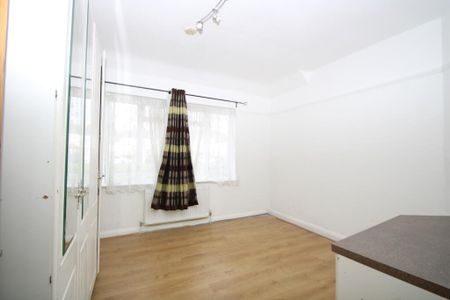 2 Bed Maisonette, Martin Crescent, CR0 - Photo 2