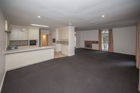 Three Bedroom Family Home in Prime Location - Photo 5