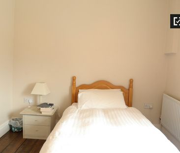 Bright room in 4-bedroom apartment in Terenure, Dublin - Photo 5