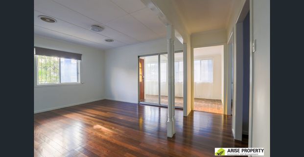 Spacious Home - Prime Location in Carina Heights - Photo 1