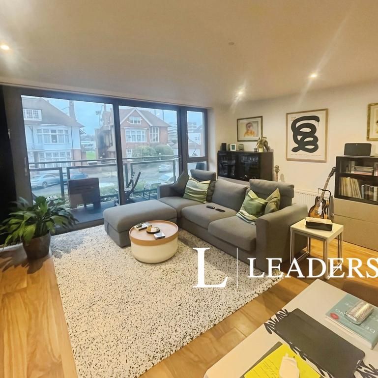 3 bedroom flat to rent - Photo 1