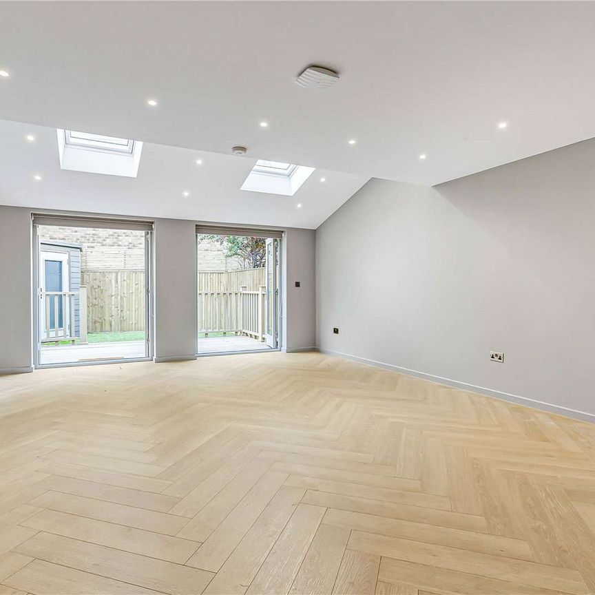 A recently renovated 5 bedroom townhouse on Hampton Village Green. - Photo 1