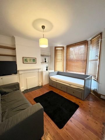 2 Bed Maisonette, Oxford Avenue, SW20 - Photo 2