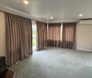 Family home Opaheke - Photo 1