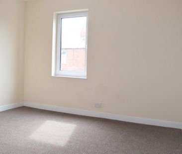2 bedroom end of terrace house to rent - Photo 2