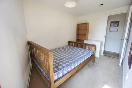 3 bedroom flat to rent - Photo 4