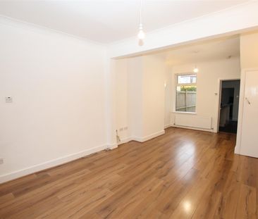 3 bedroom Terraced House to let - Photo 5