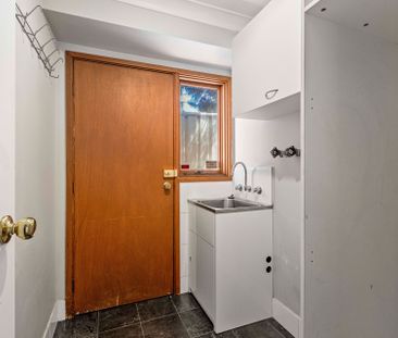 Spacious Home With Double Garage - Photo 2