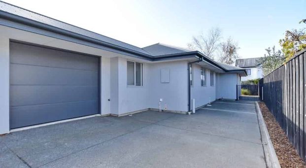 Modern sundrenched fully furnished rear townhouse in excellent central location! - Photo 1