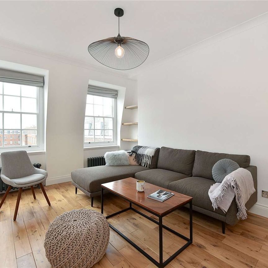 Recently refurbished two bedroom apartment set in a portered mansion block moments from the tube station - Photo 1