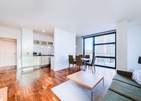 Two bedroom apartment located in a dockside development close to the Canary Wharf estate and Bank Street. - Photo 3
