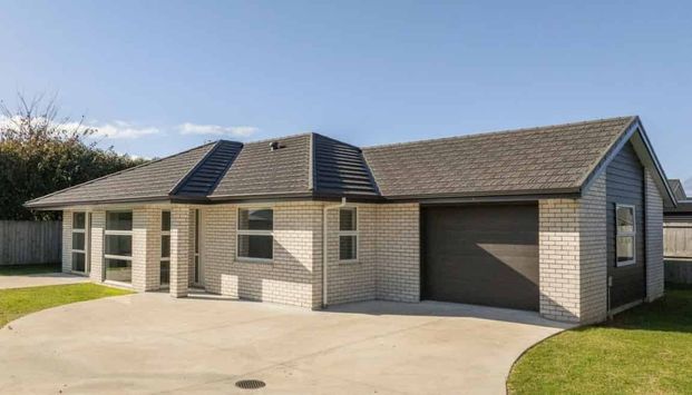 Bright & Modern Home – Just Like New! - Photo 1