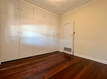 Spacious 3-Bedroom Home - Freshly Painted & Newly Polished Wooden Floorboards - Photo 3