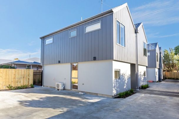 Brand new townhouse in a great location! - Photo 1