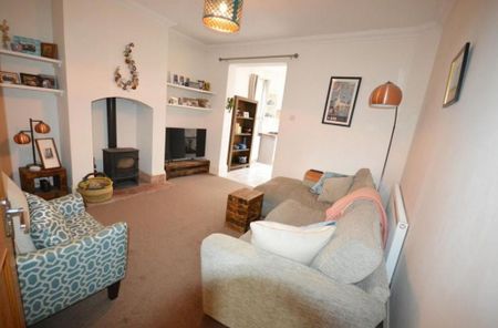 4 bedroom semi-detached house to rent - Photo 2