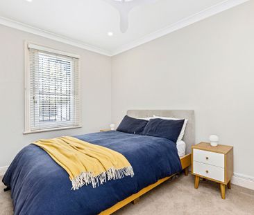 Elegant, updated Victorian terrace in sought-after park-side pocket - Photo 4