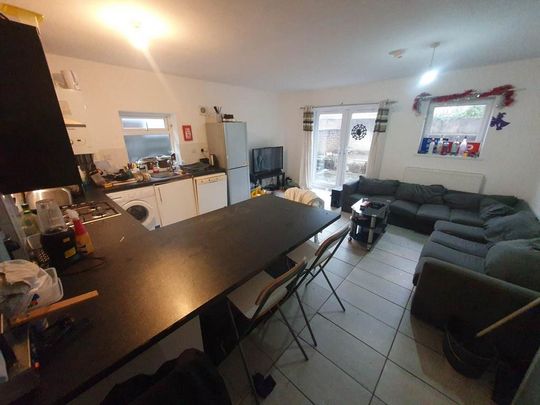 8 bedroom house to rent - Photo 1