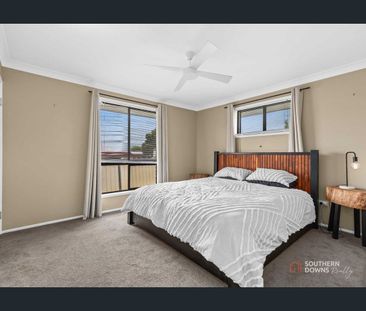 Furnished Home in Rosenthal Heights - Yard maintenance included - Photo 4