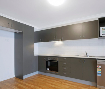 1 bed/1 bath Apartment in Great Location - Photo 4