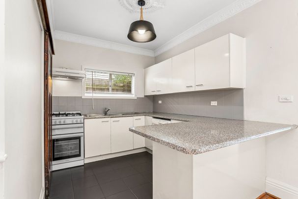 Charming Victorian Home for Rent in the Heart of Yarraville! - Photo 1