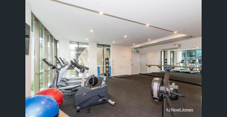 STYLISH APARTMENT IN THE HEART OF RINGWOOD - Photo 2