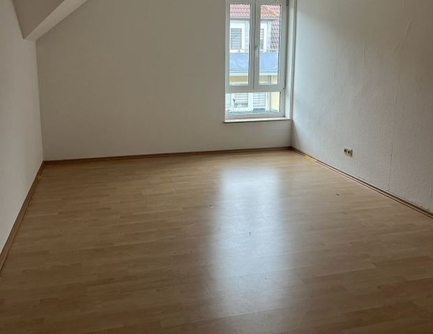 Himmlisch Wohnen unterm Dach mit großer Küche und Tageslichtbad! - Foto 1