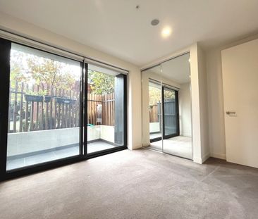 STUNNING TWO BEDROOM APARTMENT WITH COURTAYRD - Photo 5
