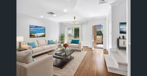 Convenient three bedroom townhouse - Photo 1