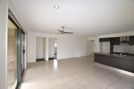 :: TOP QUALITY FOUR BEDROOM HOME OPPOSITE THE LAKE - Photo 5