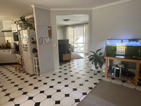 Four Bedroom Family Home in Runcorn with super location - Photo 2