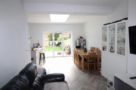 3 bedroom semi-detached house to rent - Photo 3