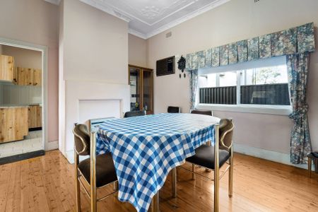 Three Bedroom Family Home - Photo 2