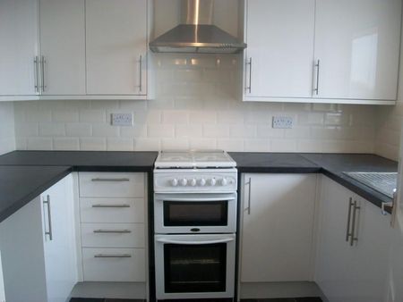 2 bedroom flat to rent - Photo 4