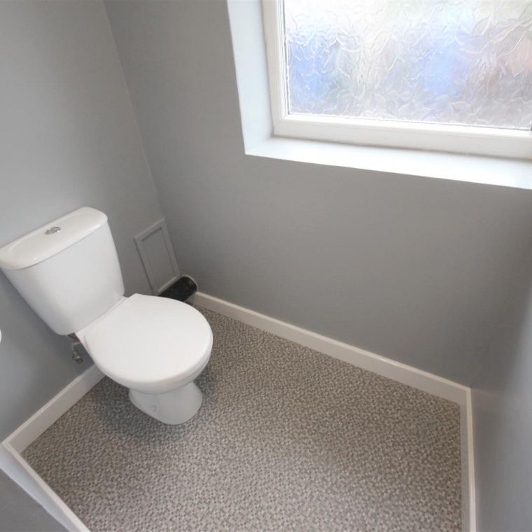 1 Bedroom Apartment - Above Shop To Let - Photo 1