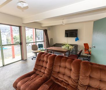 Spacious 4-Bedroom, 2-Bathroom Flat in Prime North East Valley Loca... - Photo 1