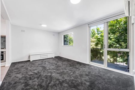 Freshly Updated North Melbourne Apartment – Inspection a Must - Photo 3