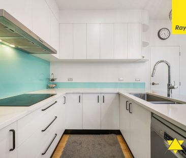 Modern Fully Furnished Family Home in Te Atatu South - Photo 1