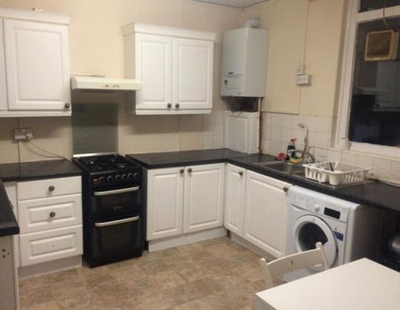 4 bedroom flat share to rent - Photo 4