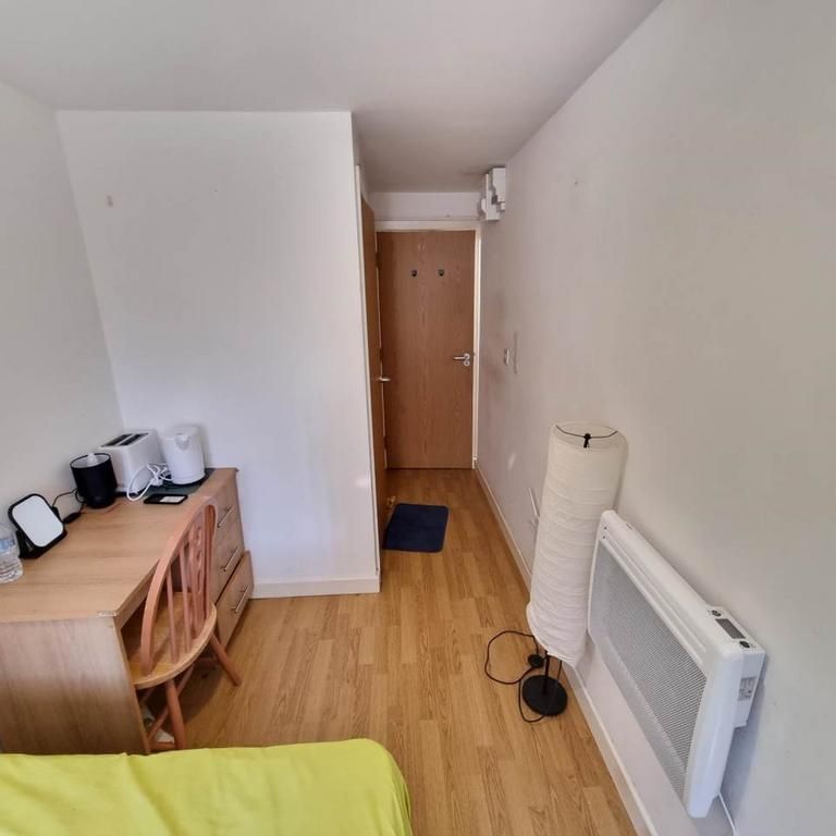 1 bedroom in a flat share to rent - Photo 1