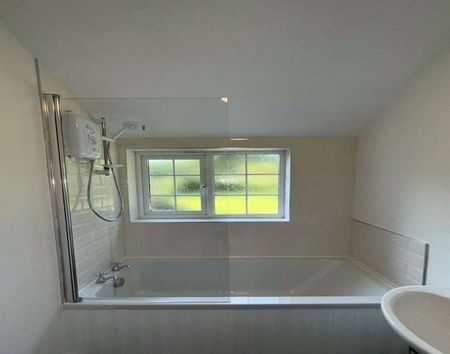 A charming Victorian cottage with garden and parking. - Photo 4