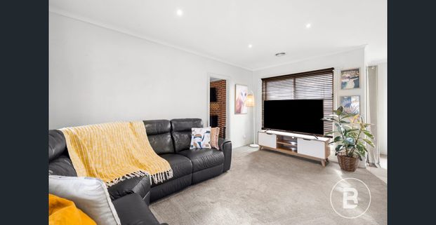 STYLISH & MODERN TOWNHOUSE WITH LOW MAINTENANCE LIVING - Photo 1