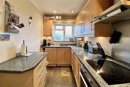 Groves Close, Bourne End, SL8 - Photo 3