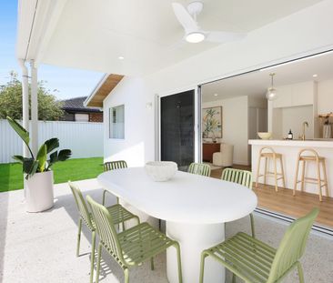 Newly renovated stylish duplex with pool, double garage and walk-to... - Photo 2